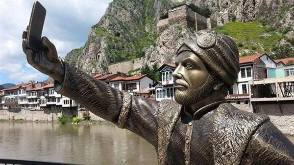 Selfie Statue Appears in Turkey