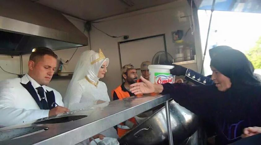 Turkish Bride and Groom Feed Syrian Refugees Instead of Wedding