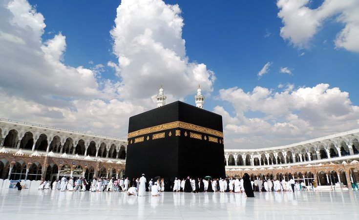 Video: Man Arrested While Attempting to Set the Kaaba on Fire