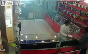 Video: Saudi Man Steals Phones in Least Sneaky Way Possible