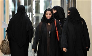 Saudi Women Register to Vote for the First Time