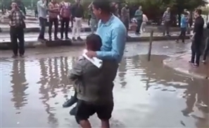 Video: Alexandrian Man Carries People Across Flooded Streets for One Pound 