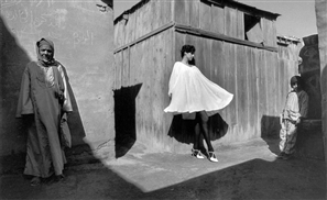 Astounding Black & White Fashion Photography In 1980s Egypt