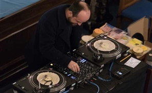 Brilliant DJ Plays Onions And Tortillas Instead Of Vinyl